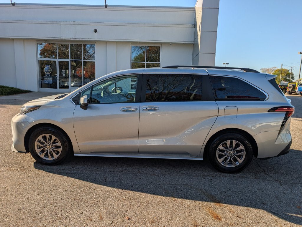Certified 2022 Toyota Sienna XLE w/ XLE Plus Package FWD image 4