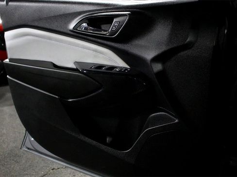 Used 2025 Chevrolet Trax LT w/ LT Convenience Package image 18