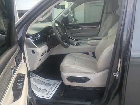 Used 2023 Jeep Wagoneer Series II w/ Flexible Seating Group AWD/4WD image 10