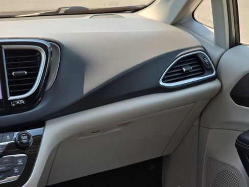 Certified 2023 Chrysler Pacifica Touring-L FWD image 31