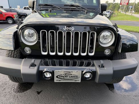 Used 2017 Jeep Wrangler Unlimited Sahara w/ Connectivity Group AWD/4WD image 10