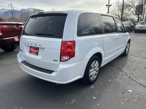 Used 2017 Dodge Grand Caravan SE w/ UConnect Hands-Free Group image 4