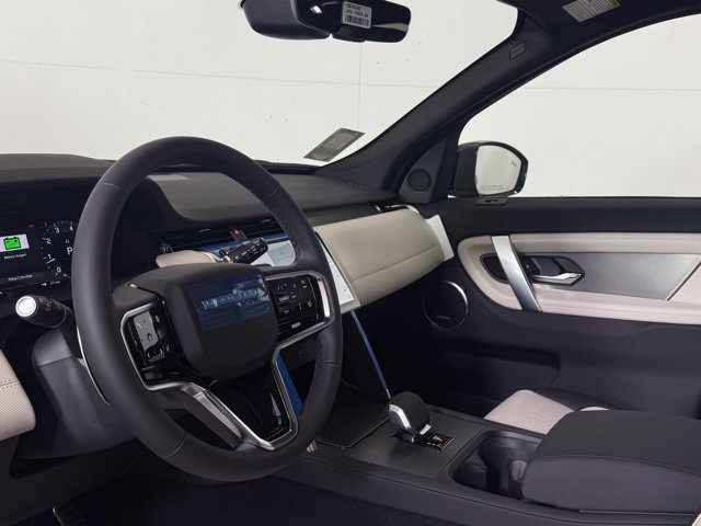 Certified 2025 Land Rover Discovery Sport Dynamic SE AWD/4WD image 38