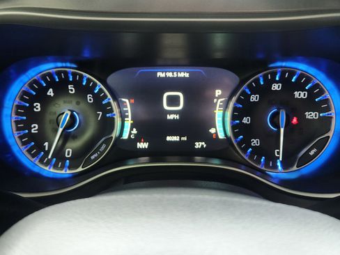 Used 2023 Chrysler Pacifica Touring-L image 18