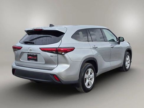 Used 2022 Toyota Highlander LE image 5