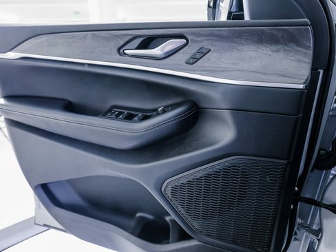 Used 2024 Jeep Grand Cherokee Limited w/ Black Appearance Package image 23