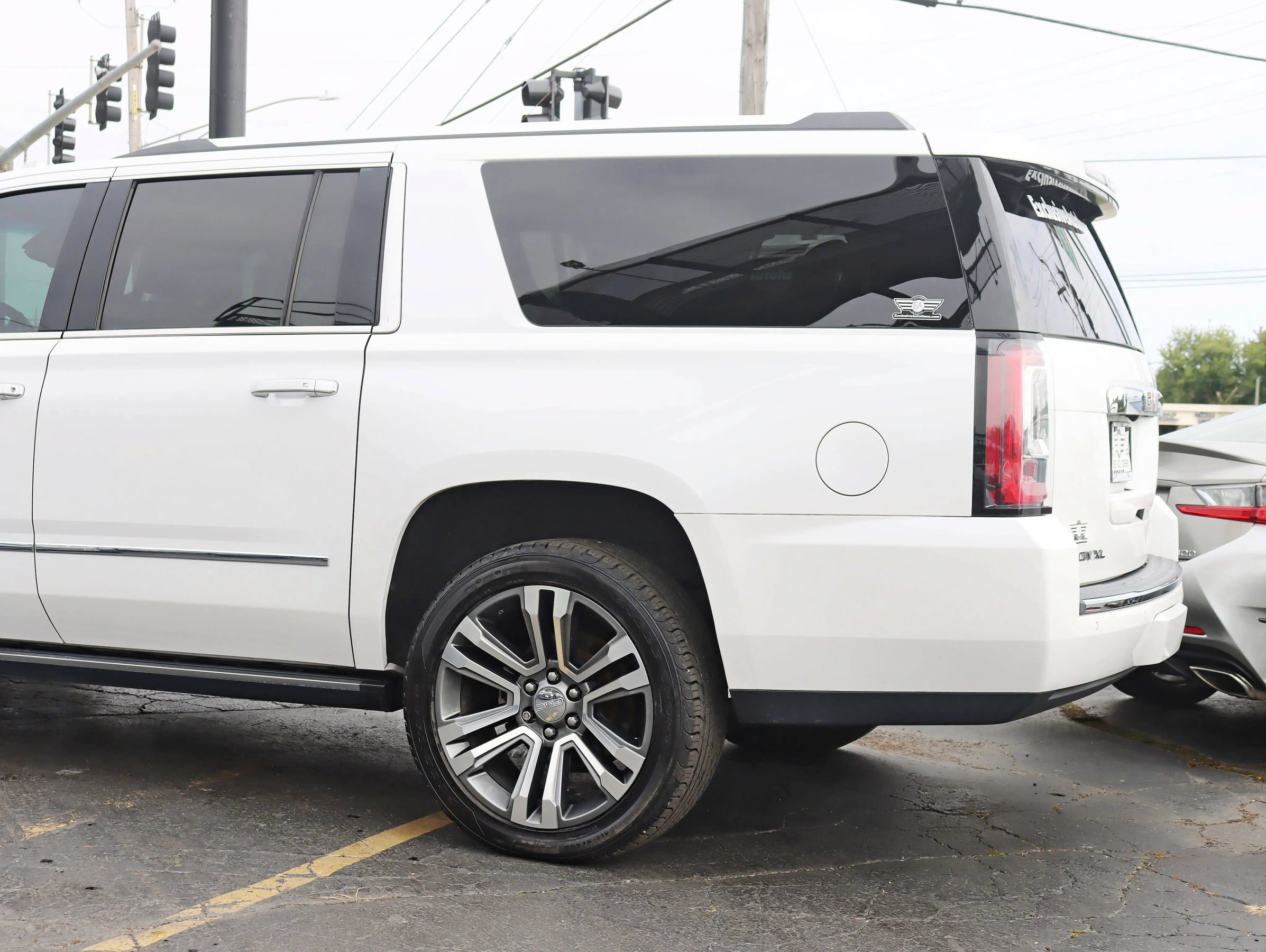 Used 2019 GMC Yukon XL Denali w/ Denali Ultimate Package AWD/4WD image 11