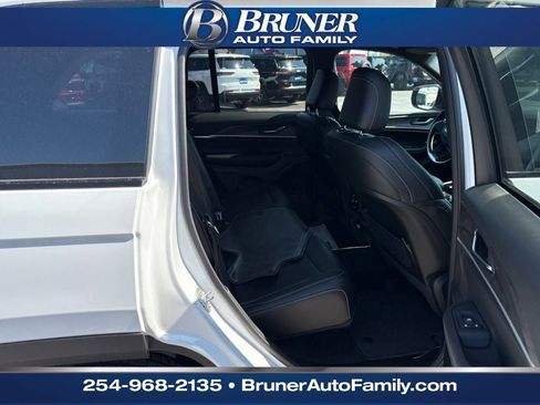 New 2025 Jeep Grand Cherokee Limited w/ Black Appearance Package image 17