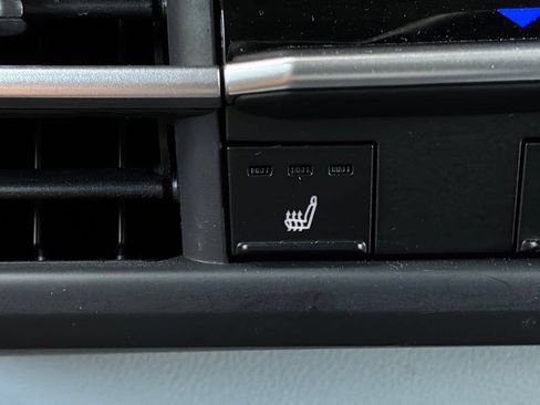 Used 2025 Toyota Sienna XLE FWD image 35