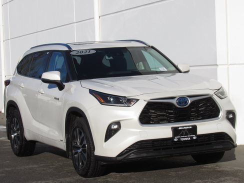Certified 2021 Toyota Highlander XLE image 2