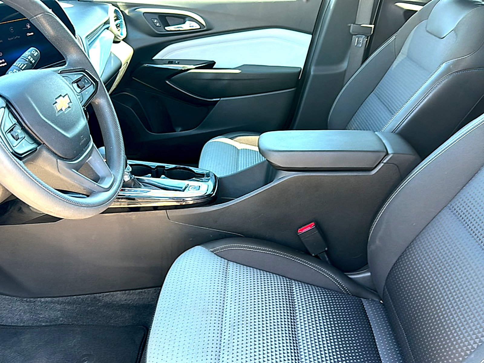 Used 2025 Chevrolet Trax LT FWD image 13