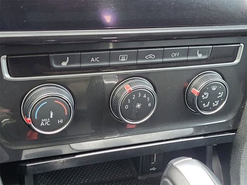 Used 2018 Volkswagen Golf SE image 28