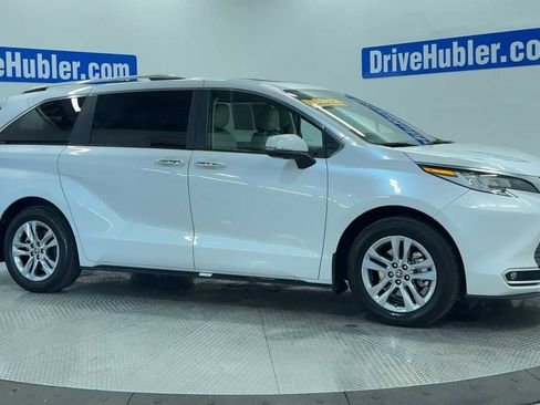Used 2025 Toyota Sienna Limited image 9