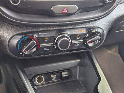 Used 2025 Kia Soul LX w/ LX Technology Package FWD image 28