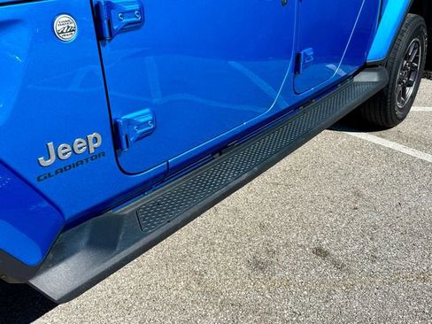 Used 2022 Jeep Gladiator Overland w/ Dual Top Group image 30