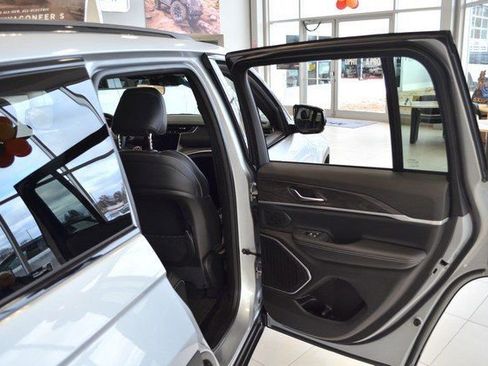 New 2025 Jeep Grand Cherokee Limited w/ Black Appearance Package image 31