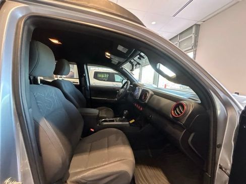 Used 2017 Toyota Tacoma TRD Sport w/ Tow Package (A/T) AWD/4WD image 15