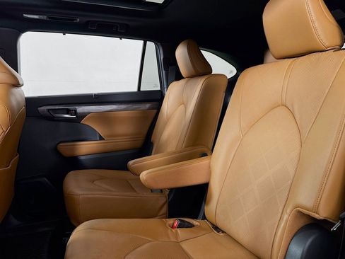 Used 2024 Toyota Highlander Platinum image 7