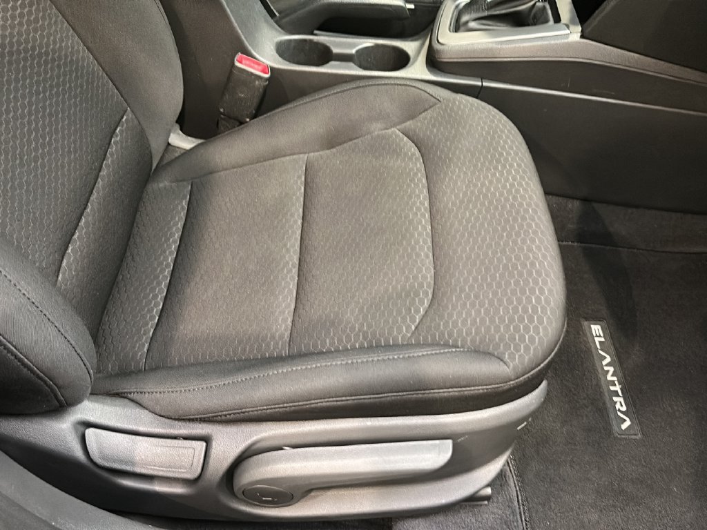 Used 2020 Hyundai Elantra SE w/ Cargo Package (C1) FWD image 18