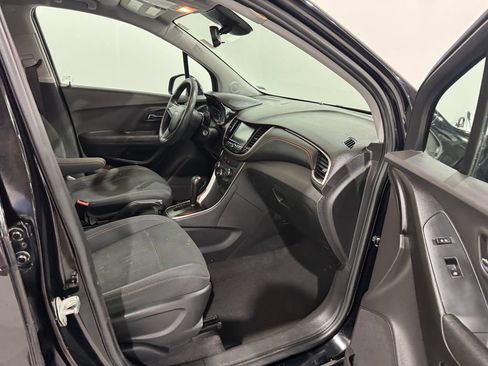 Used 2017 Chevrolet Trax LS AWD/4WD image 19