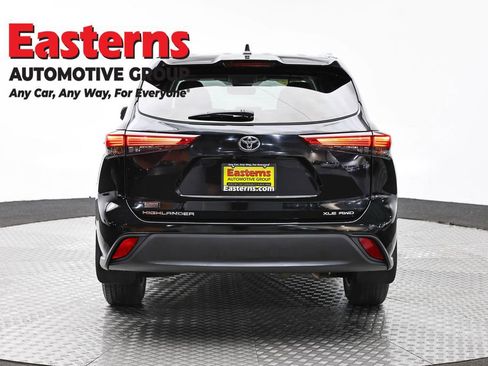 Used 2021 Toyota Highlander XLE AWD/4WD image 6
