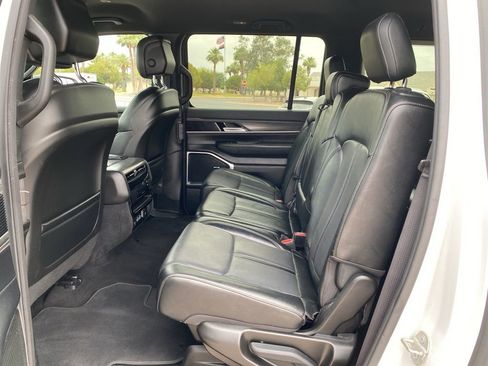 Used 2024 Jeep Wagoneer L Series II RWD image 10