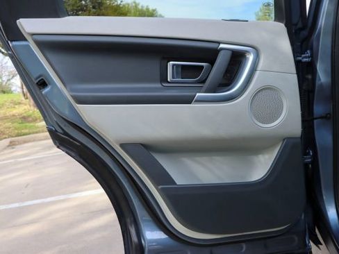 Used 2018 Land Rover Discovery Sport SE image 11
