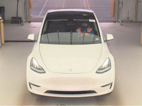 Used 2022 Tesla Model Y Long Range image 10