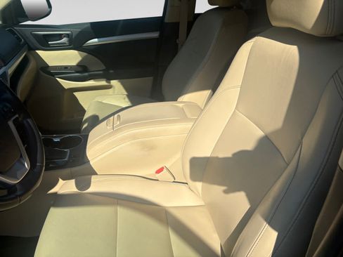 Used 2019 Toyota Highlander XLE FWD image 9