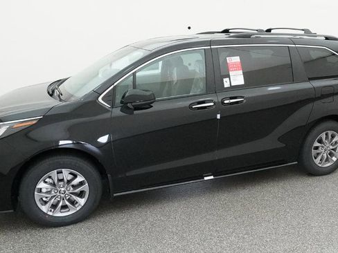 New 2026 Toyota Sienna XLE FWD image 17