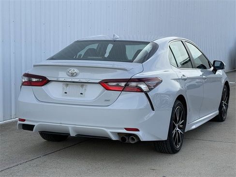 Used 2024 Toyota Camry SE image 4