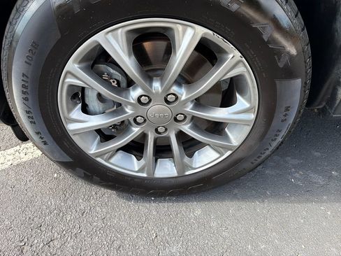 Used 2019 Jeep Cherokee Latitude Plus w/ Cold Weather Group AWD/4WD image 11