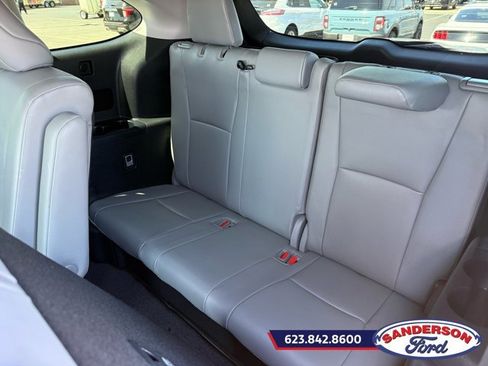 Used 2021 Toyota Highlander XLE AWD/4WD image 18