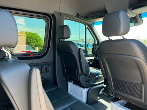 Used 2022 Mercedes-Benz Sprinter 2500 image 21