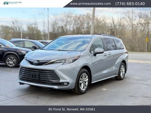 Used 2022 Toyota Sienna XLE Woodland Edition AWD/4WD image 3