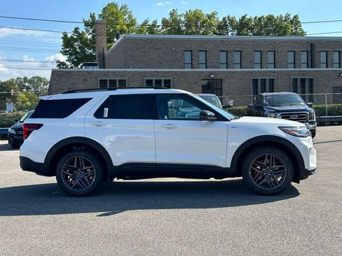 Used 2025 Ford Explorer ST AWD/4WD image 3