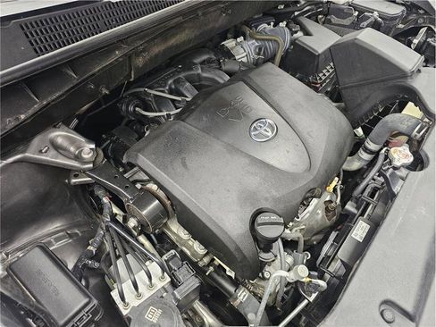 Used 2019 Toyota Highlander XLE FWD image 23