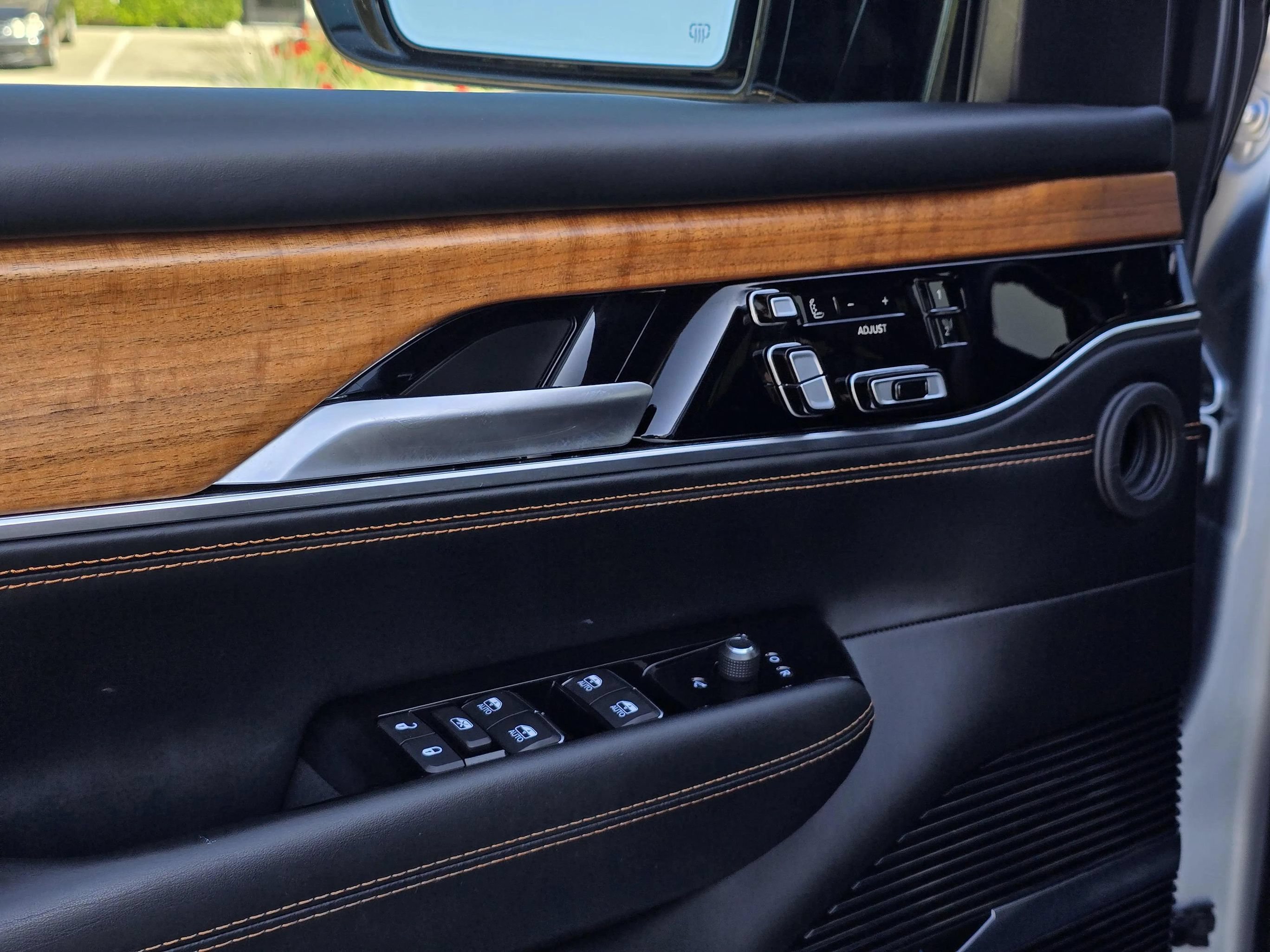 Used 2024 Jeep Grand Wagoneer L Series III AWD/4WD image 22