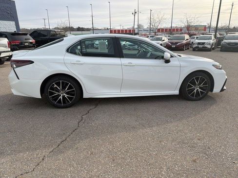 Used 2023 Toyota Camry SE image 6