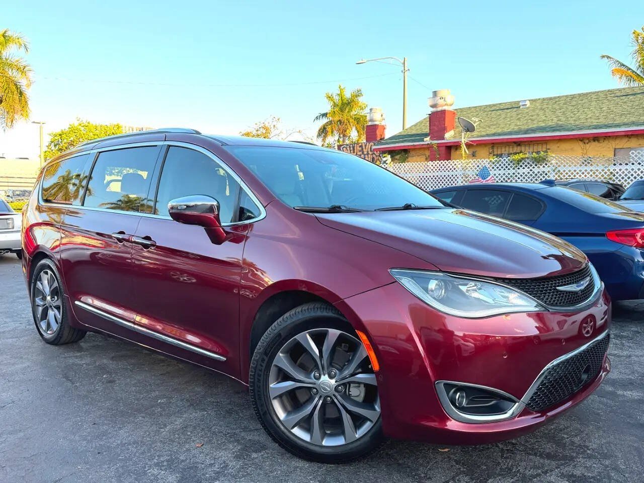 Used 2020 Chrysler Pacifica Limited w/ Tire & Wheel Group FWD image 7