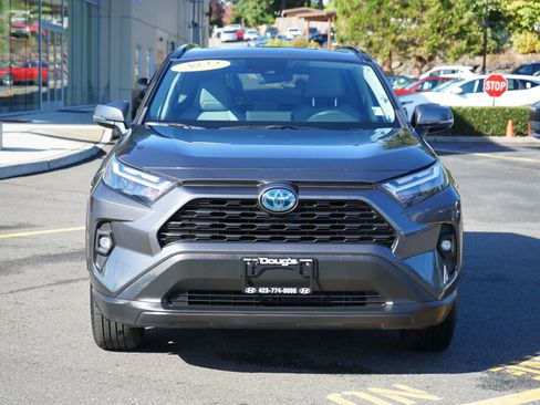 Used 2022 Toyota RAV4 XLE Premium image 2