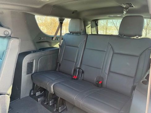 Used 2025 Chevrolet Suburban Z71 image 21