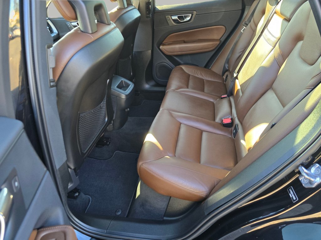 Used 2018 Volvo XC60 T5 Momentum w/ Convenience Package AWD/4WD image 23