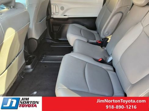 Used 2025 Toyota Sienna XLE image 30