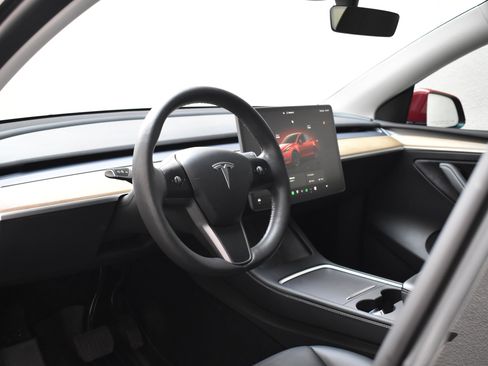 Used 2022 Tesla Model Y Long Range image 18