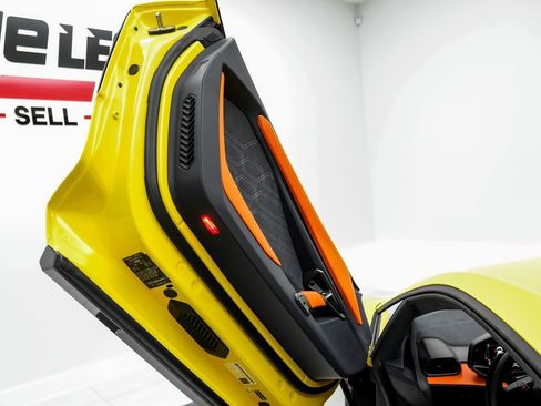 Used 2025 Lamborghini Revuelto AWD/4WD image 46