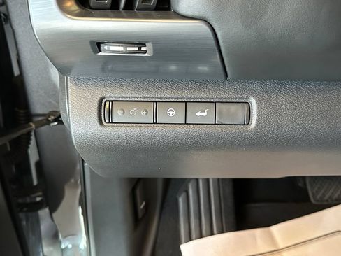 Used 2025 Nissan Pathfinder SL AWD/4WD image 18