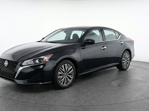 Used 2025 Nissan Altima 2.5 SV FWD image 3