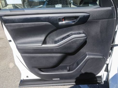 Used 2024 Toyota Highlander XLE FWD image 22