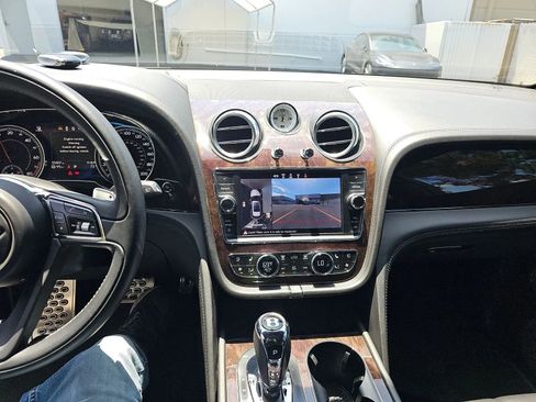 Used 2020 Bentley Bentayga Plug-In Hybrid AWD/4WD image 4